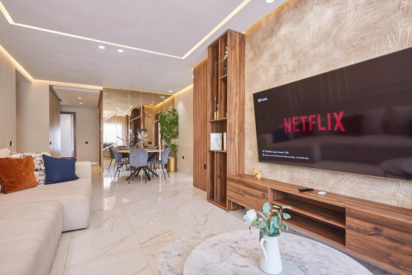 Discover In Our 3-bed Gem With Parking Appartement